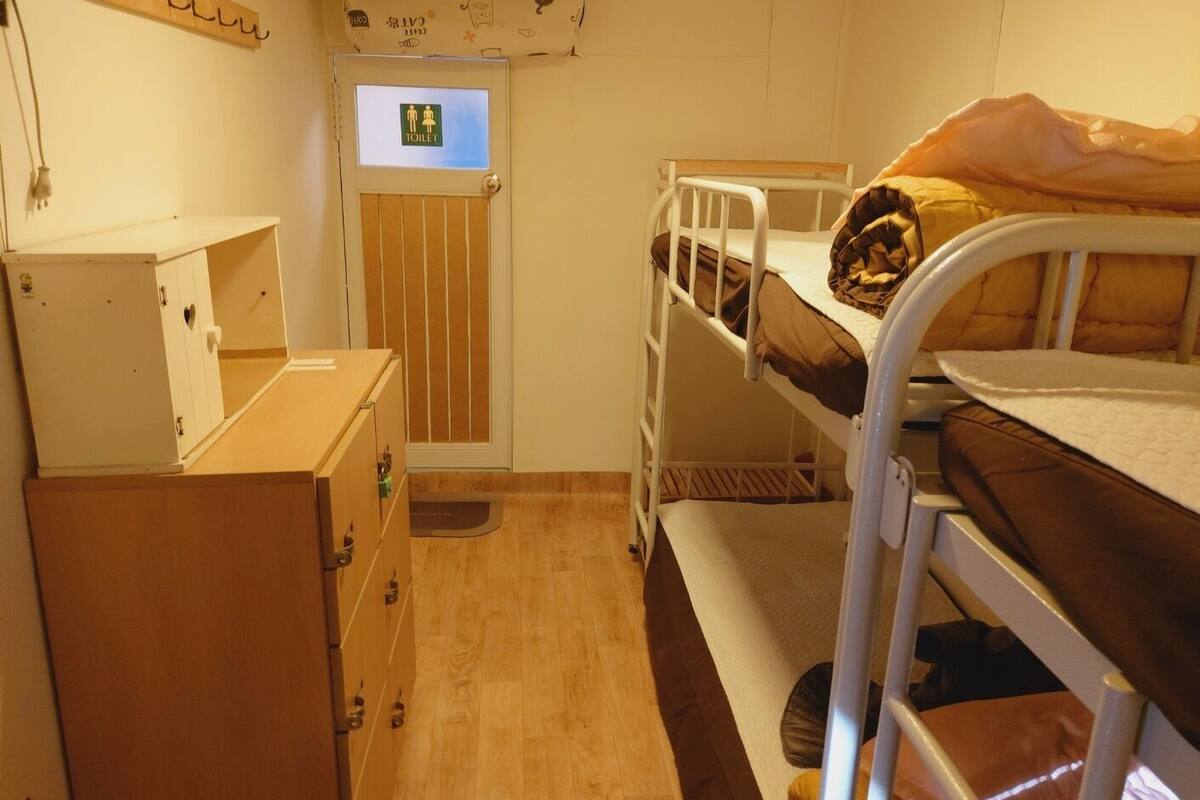 Shared Dormitory, Mixed Dorm with Ensuite Bathroom (6 people, Foreigners Only) | Lydisolert, wi-fi (inkludert) og sengetøy