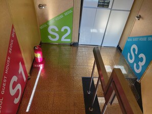 Schallisolierte Zimmer, kostenloses WLAN, Bettwäsche