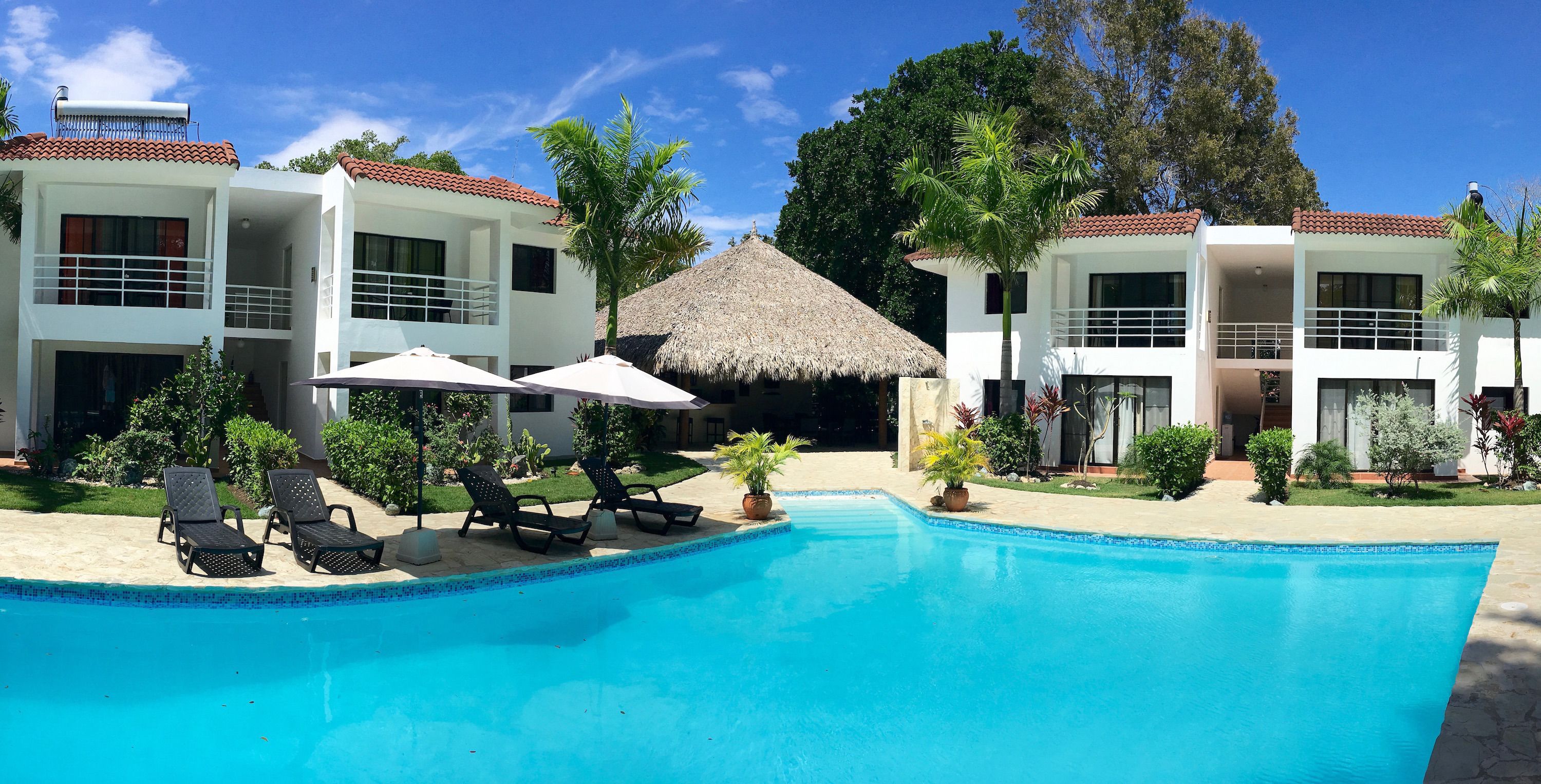 Utendørsbasseng, bassengparasoller og solsenger