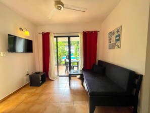 コンフォート スイート 1 ベッドルーム バルコニー プールビュー | リビング エリア | LED テレビ