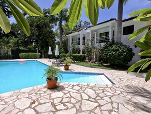Outdoor pool, pool umbrellas, sun loungers - Hotel Coral Blanco (Sosúa)