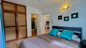 Suite Confort, 1 chambre, balcon, vue piscine | 1 chambre, coffres-forts dans les chambres, fer et planche Ă repasser