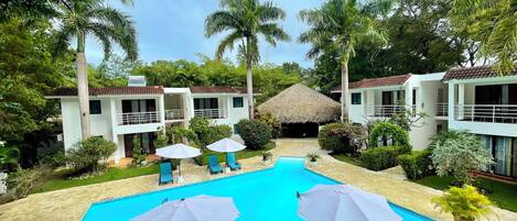 Utomhuspool, parasoller och solstolar