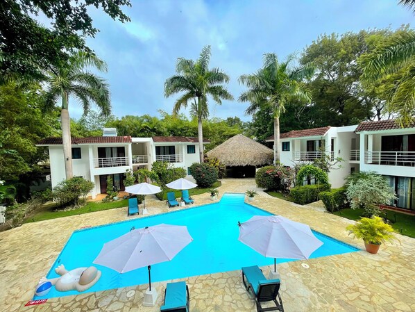 Outdoor pool, pool umbrellas, sun loungers - Hotel Coral Blanco (Sosúa)
