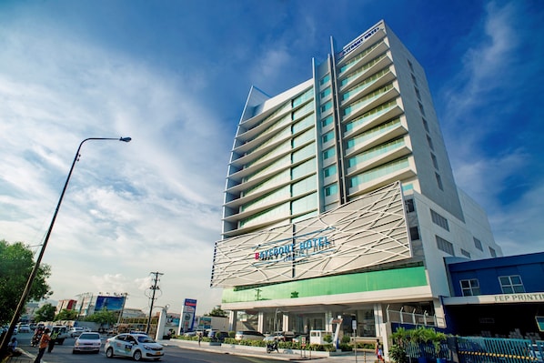 A multi-story hotel with a modern design, featuring a prominent sign for the Bakerline Hotel.