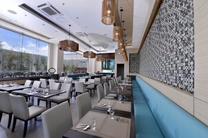 供应早餐、午餐和晚餐，国际美食