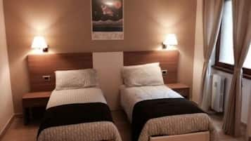 Zweibettzimmer | 2 Schlafzimmer, Minibar, Zimmersafe, Schreibtisch