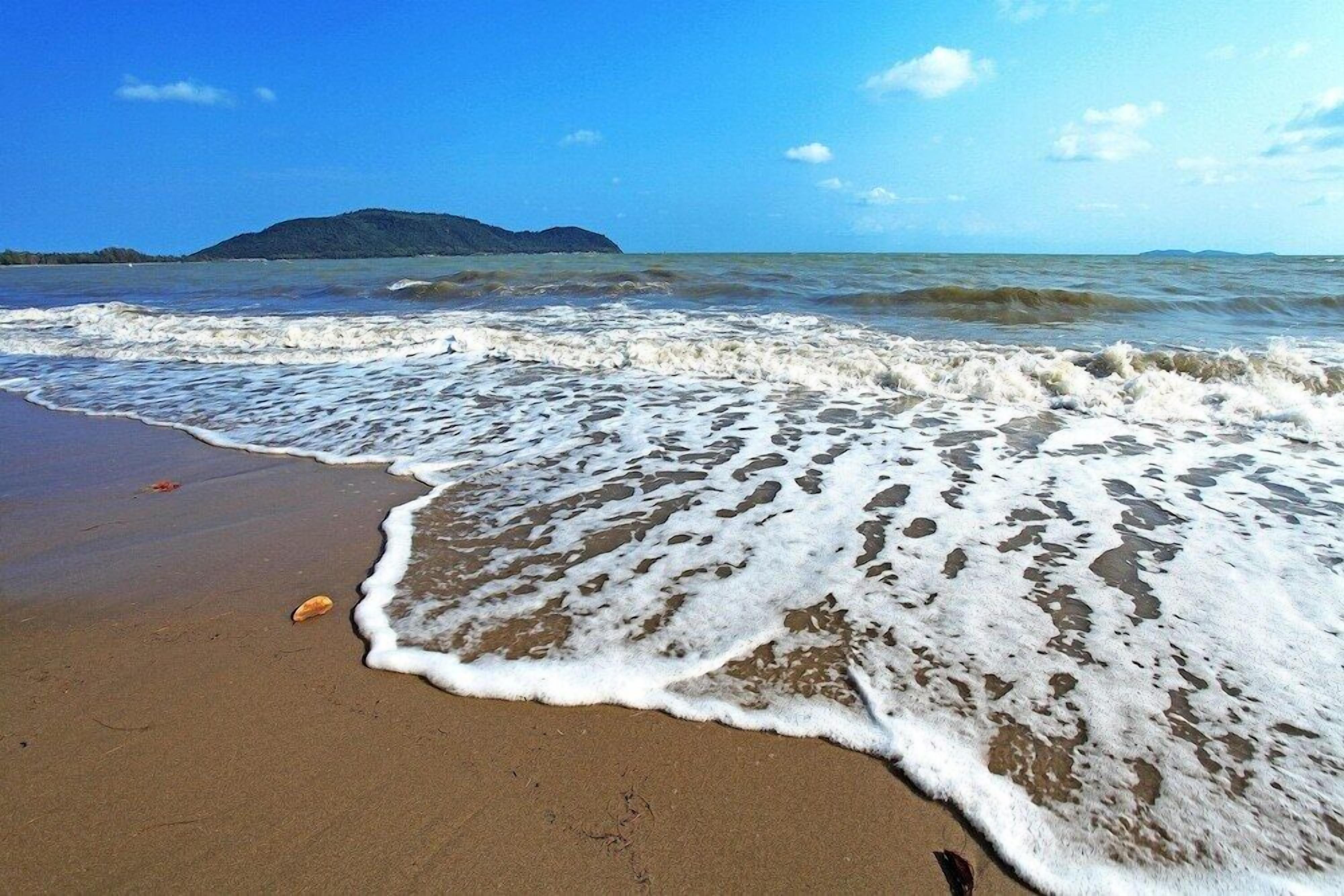 Nær stranden og solsenger