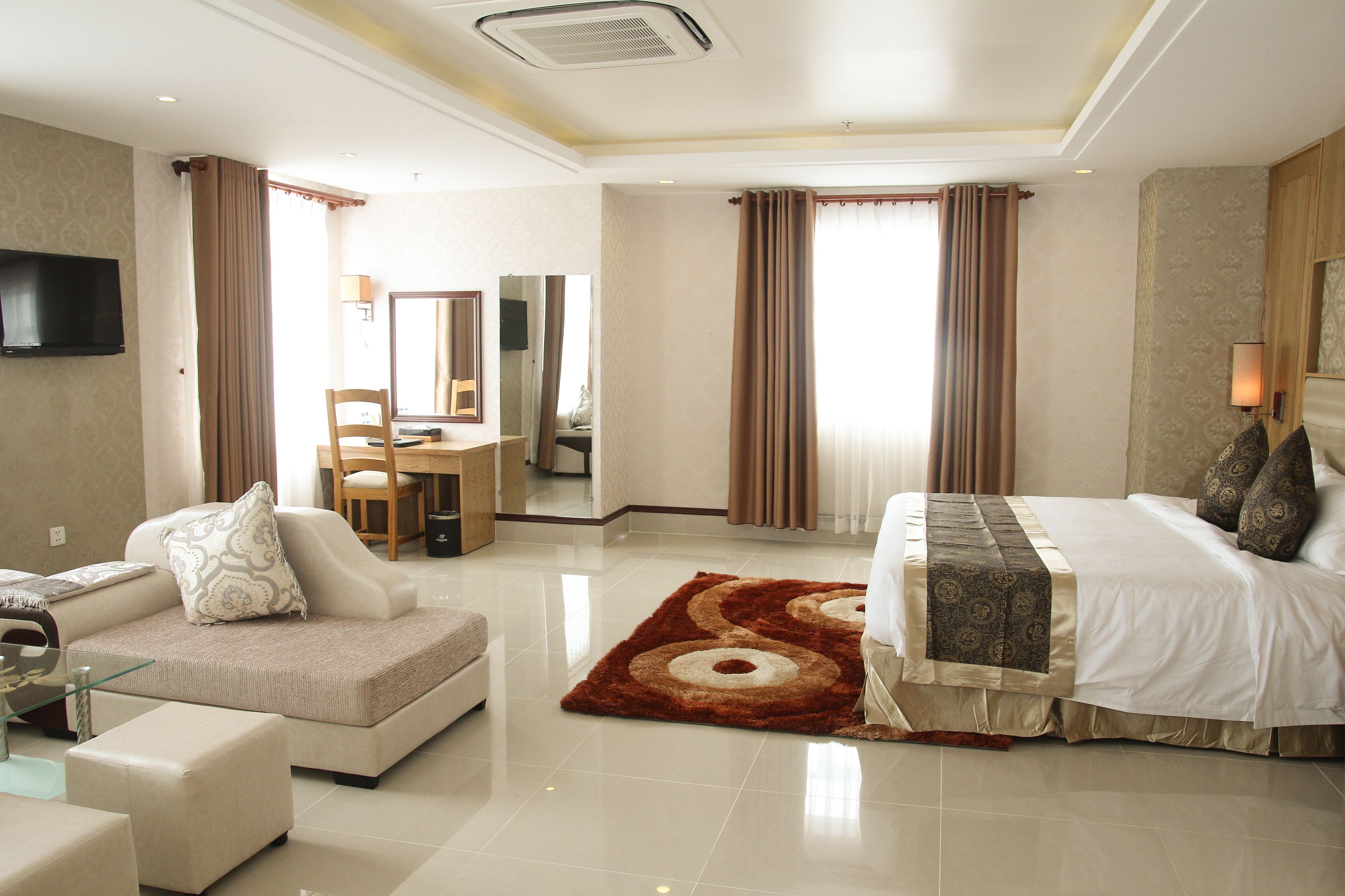 suite | minibar, in-room safe, desk, blackout curtains