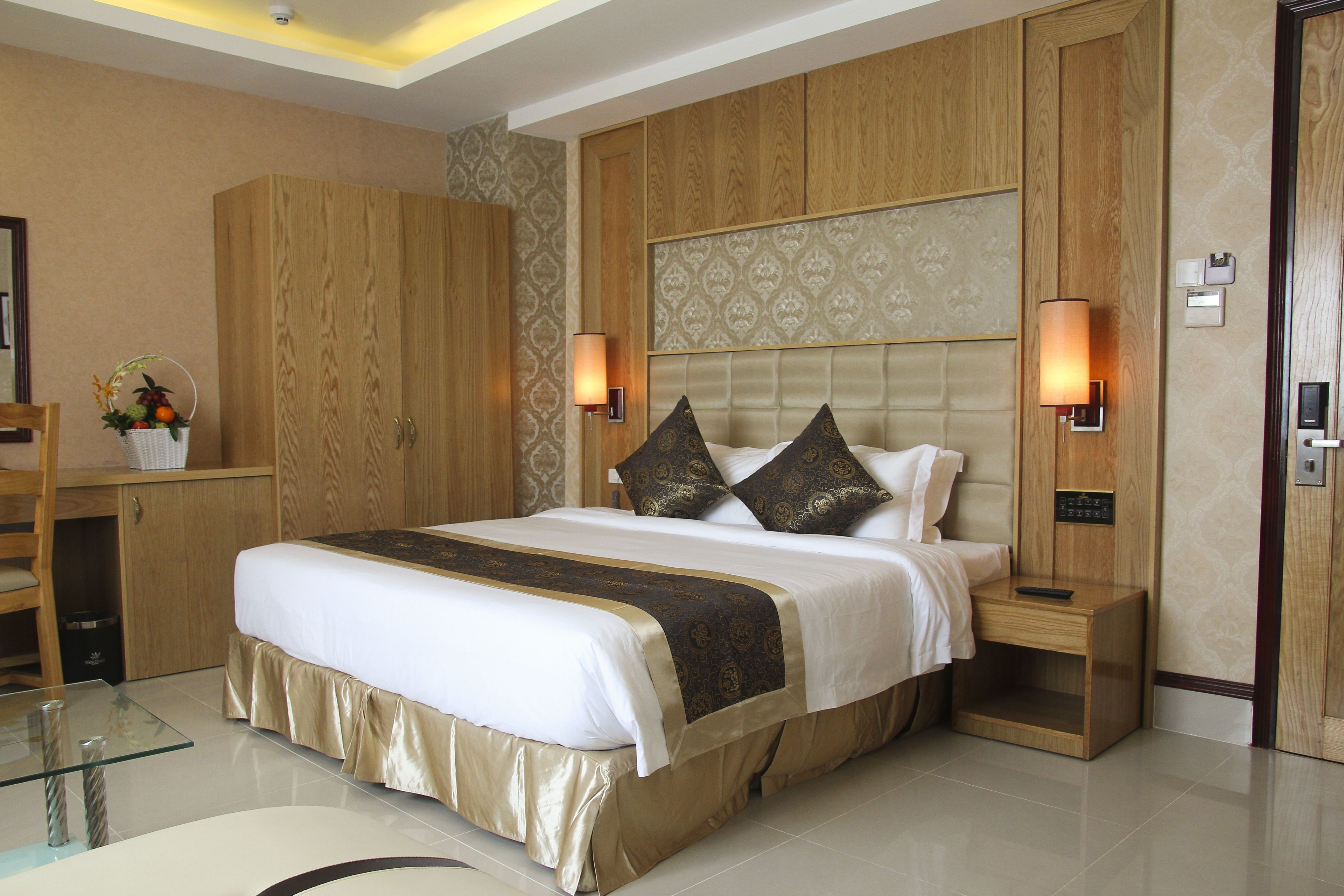 deluxe double room | minibar, in-room safe, desk, blackout curtains