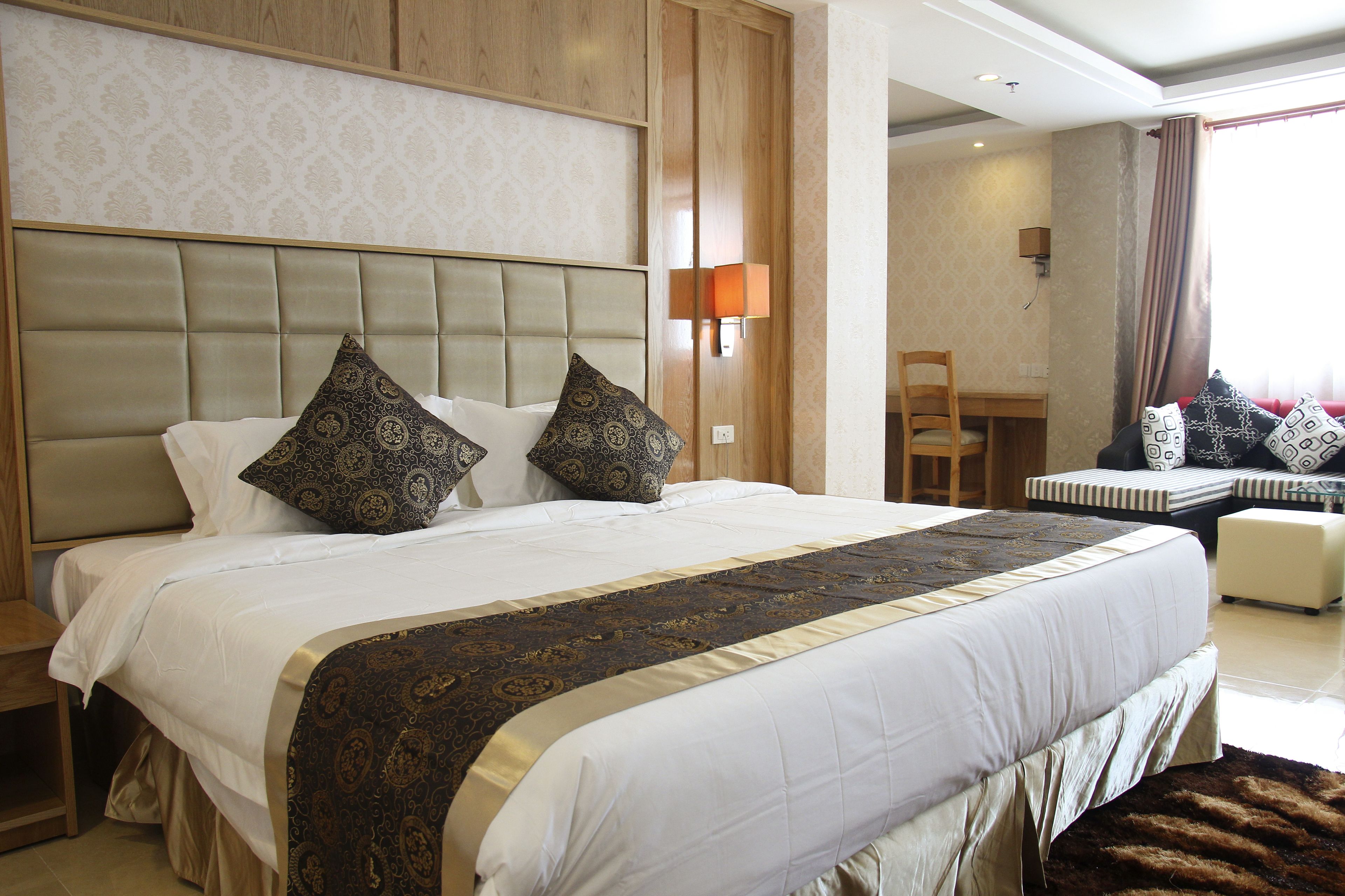 junior suite | minibar, in-room safe, desk, blackout curtains