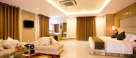 Minibar, caja fuerte, escritorio y cortinas opacas