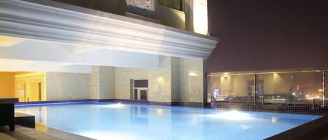 Una piscina techada, una piscina al aire libre