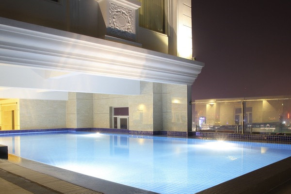 Una piscina techada, una piscina al aire libre
