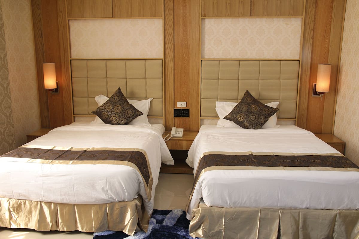 Deluxe Twin Room | Minibar, in-room safe, desk, blackout curtains