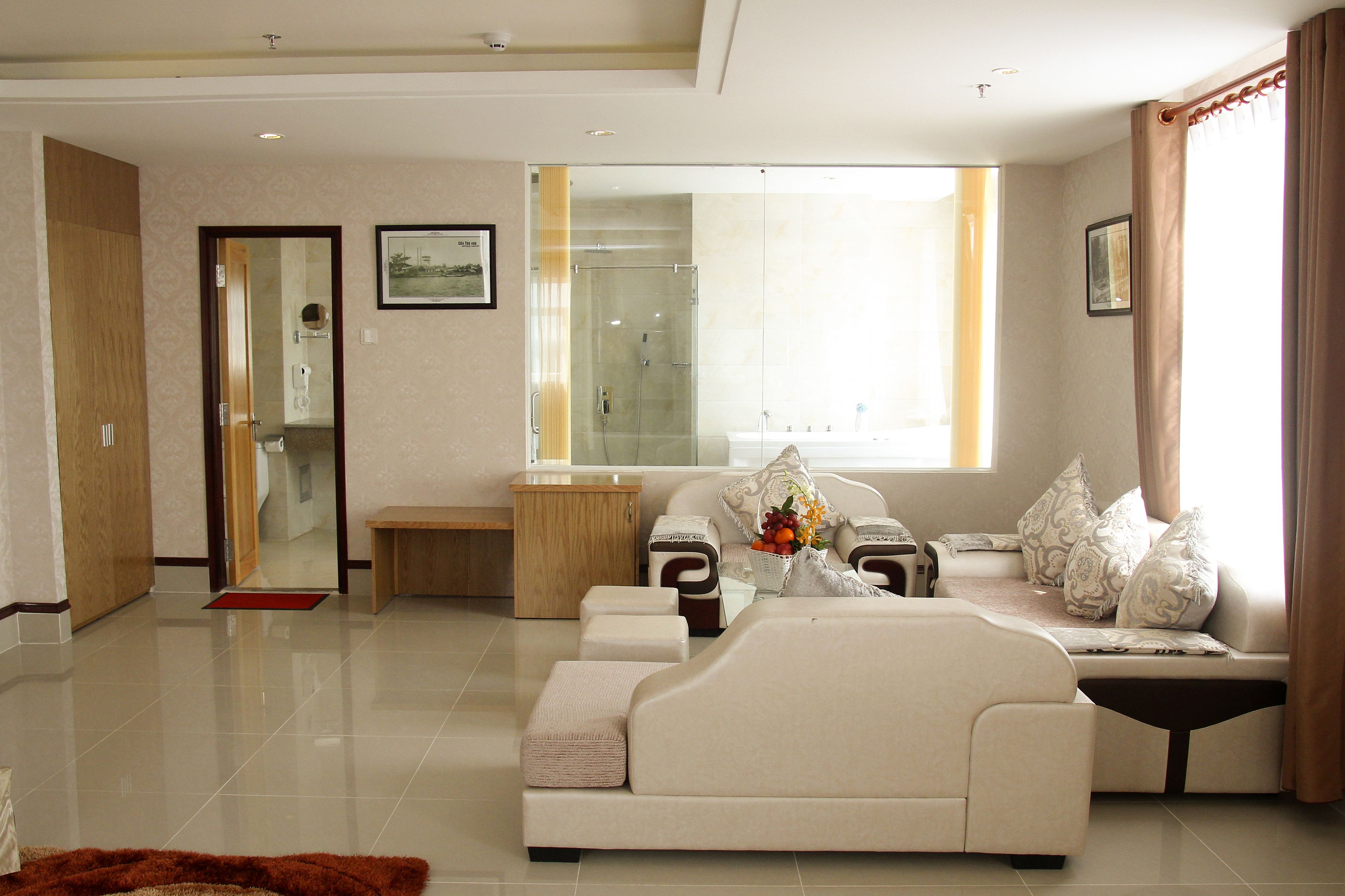 suite | living area | 32-inch lcd tv with cable channels, tv