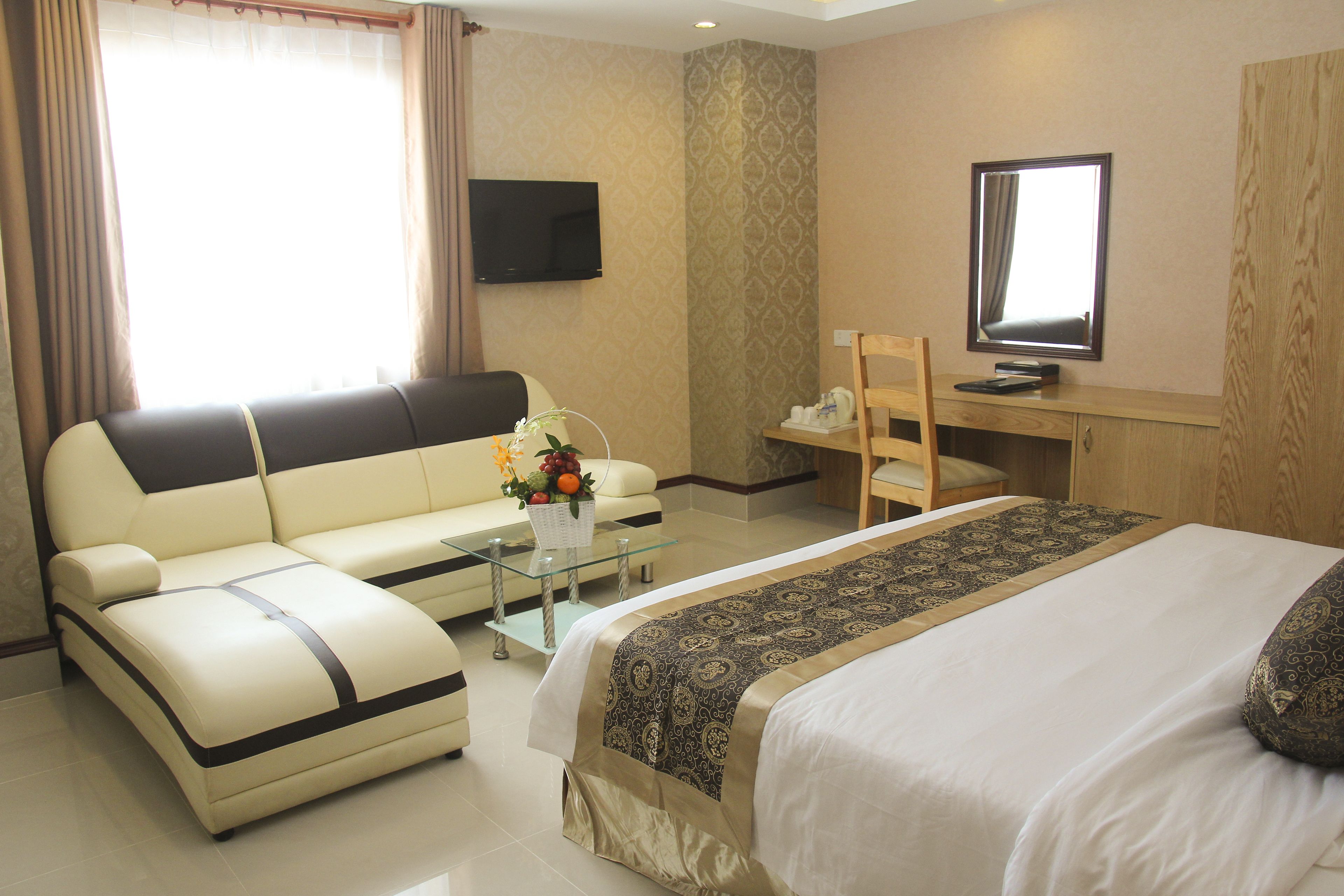 deluxe double room | minibar, in-room safe, desk, blackout curtains