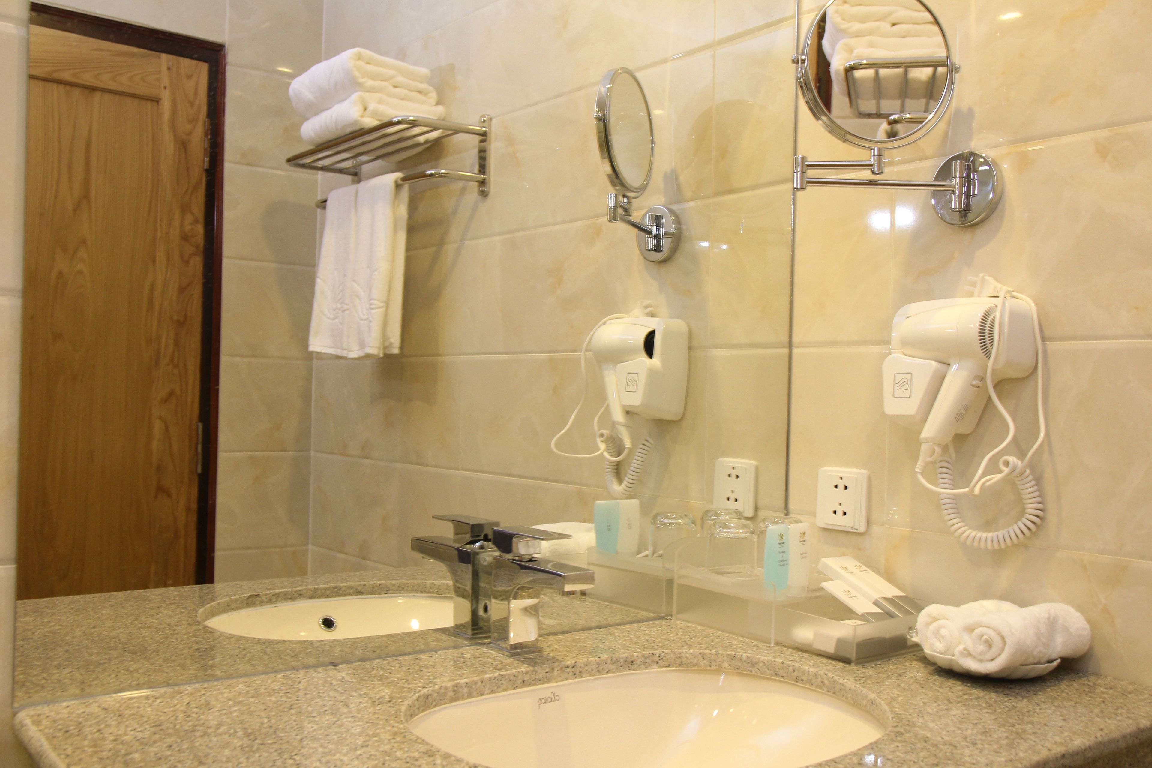 superior single room | bathroom | free toiletries, hair dryer, bathrobes, slippers