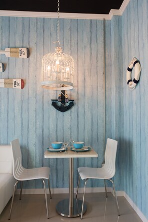 Suite, 2 Schlafzimmer, Poolseite (2 Bedrooms Suite Pool Side) | Essbereich im Zimmer