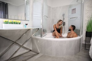Deluxe Room with Jacuzzi Bath | Badrum | Regndusch, hårtork, tofflor och handdukar
