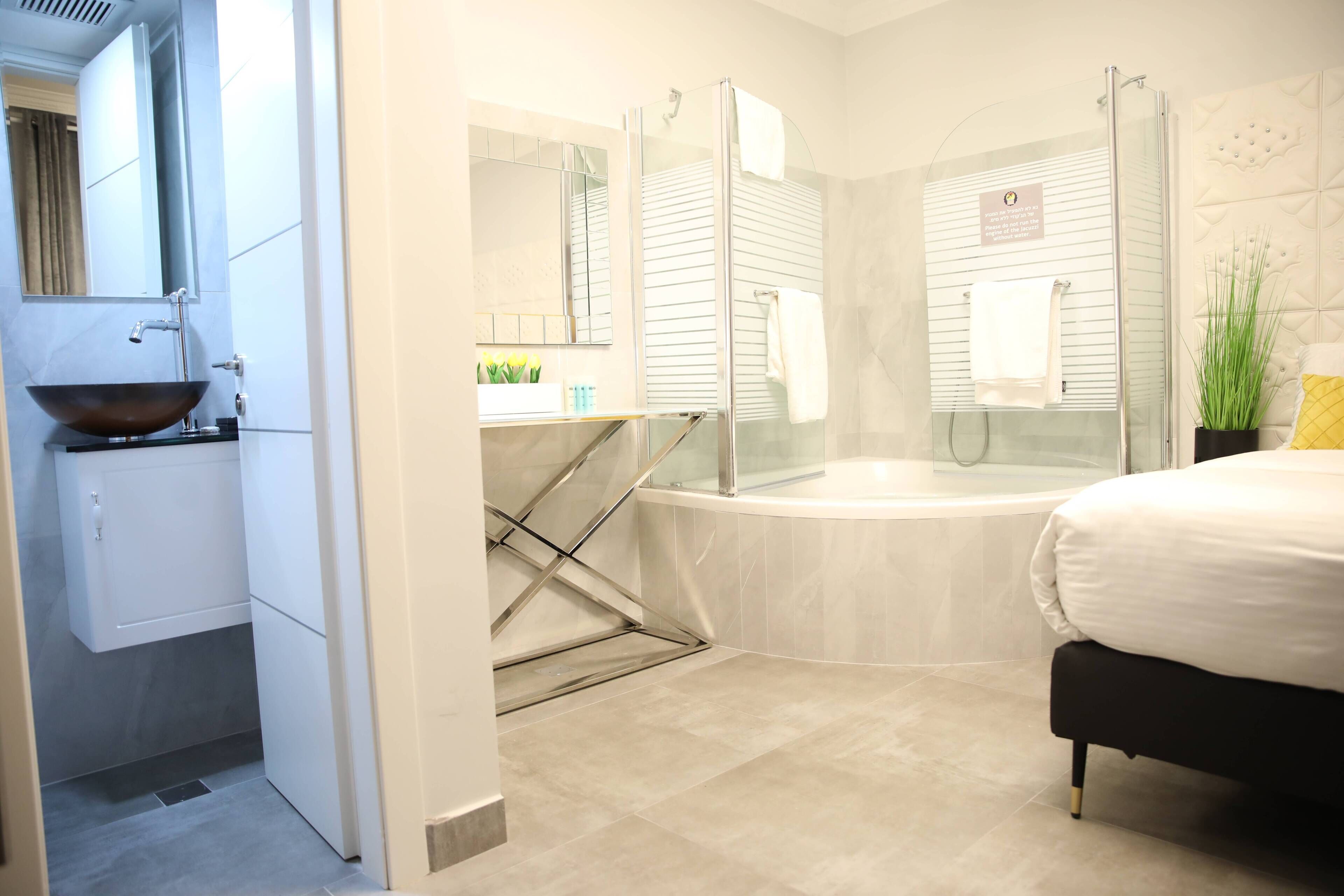 deluxe room with jacuzzi bath | 1 bedroom, premium bedding, down duvets, minibar