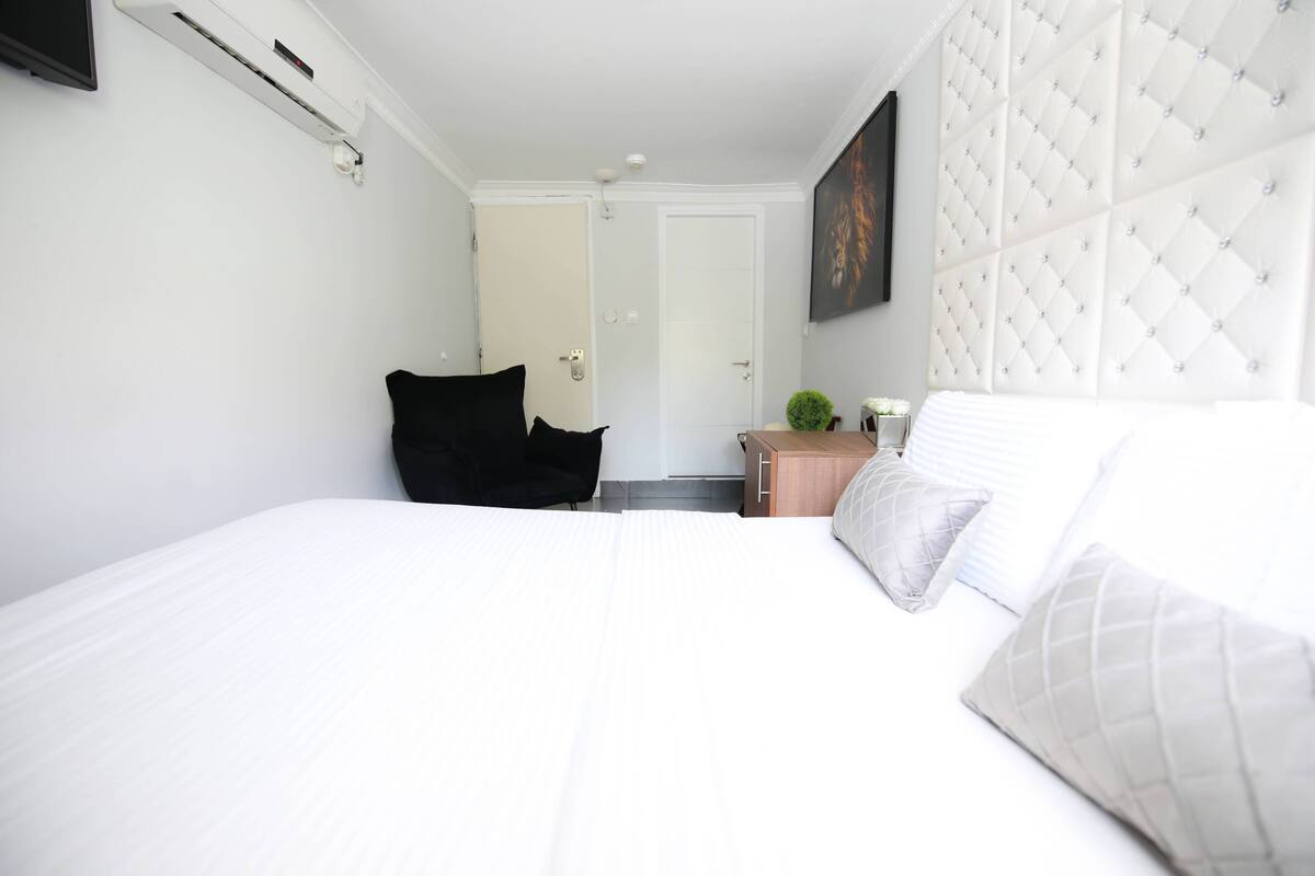 Classic double room with bath | Sengetøy av topp kvalitet, dundyner, minibar og safe på rommet