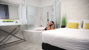 Deluxe Room with Jacuzzi Bath | 高級寢具、羽絨被、迷你吧、客房內保險箱