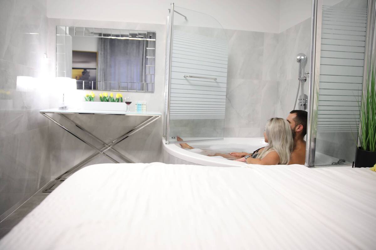Deluxe Room with Jacuzzi Bath | Sengetøy av topp kvalitet, dundyner, minibar og safe på rommet