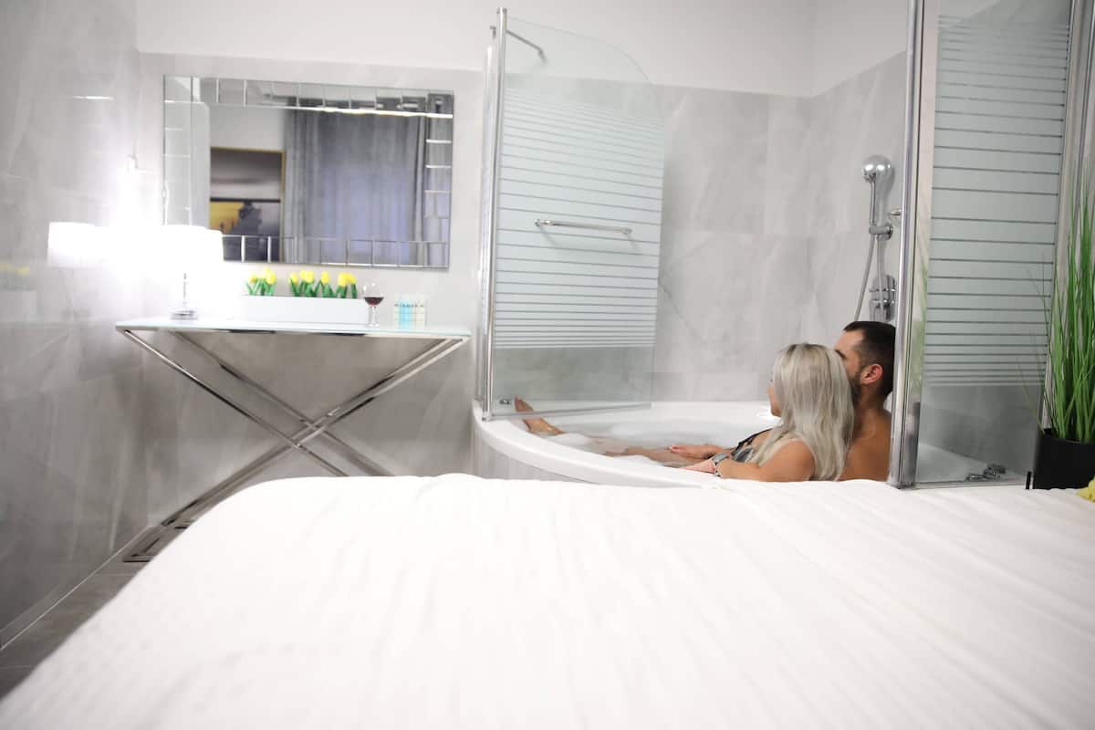 Deluxe Room with Jacuzzi Bath | Premium bedding, down comforters, minibar, in-room safe