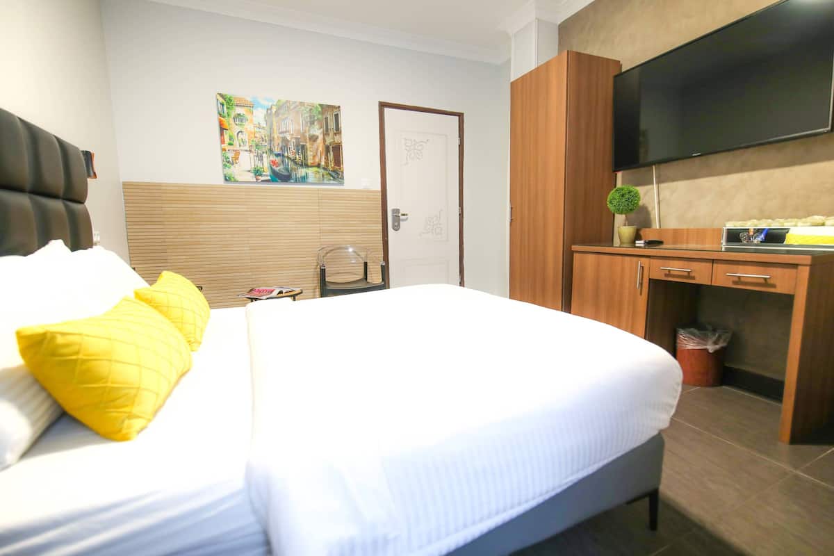 Premium bedding, down comforters, minibar, in-room safe