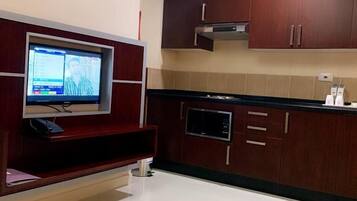 Superior Studio, 1 King Bed | Private kitchen | Fridge, microwave, stovetop, dishwasher