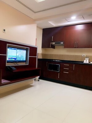 Superior Studio, 1 King Bed | Private kitchen