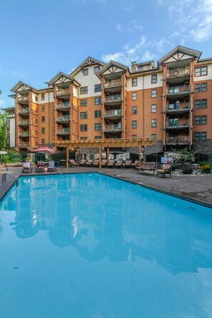Outdoor pool - Baskins Creek Condos (Gatlinburg)