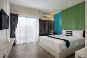 ห้องดีลักซ์ดับเบิล, ระเบียง | ตู้นิรภัยในห้องพัก, โต๊ะทำงาน, Wi-Fi ฟรี, ผ้าปูที่นอน