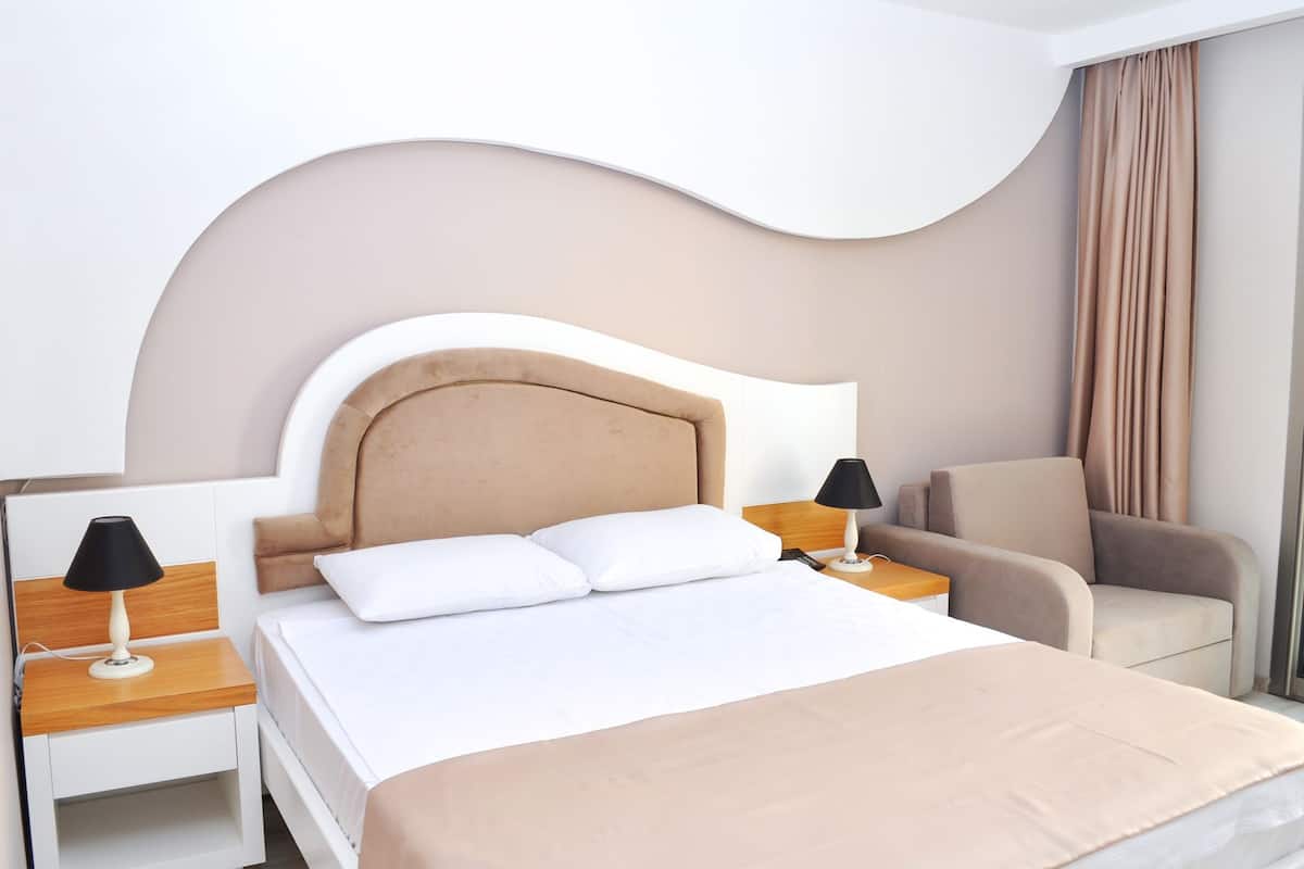 Een minibar, een kluis op de kamer, een bureau, gratis babybedden