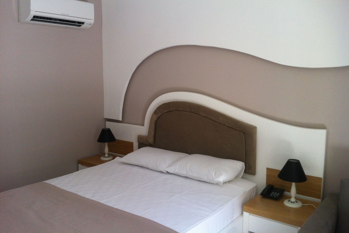 Een minibar, een kluis op de kamer, een bureau, gratis babybedden
