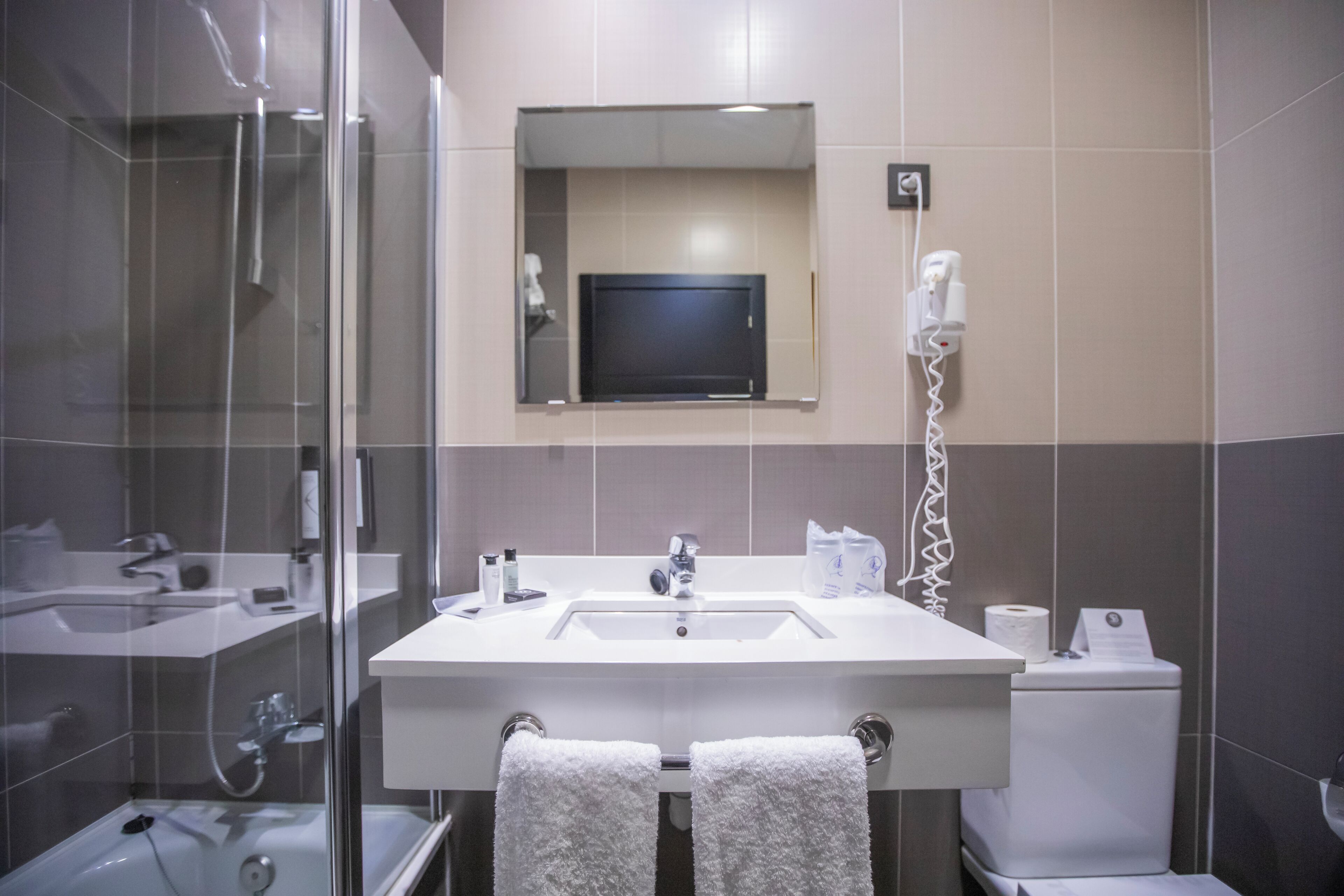 executive double room | bathroom | free toiletries, hair dryer, towels, shampoo