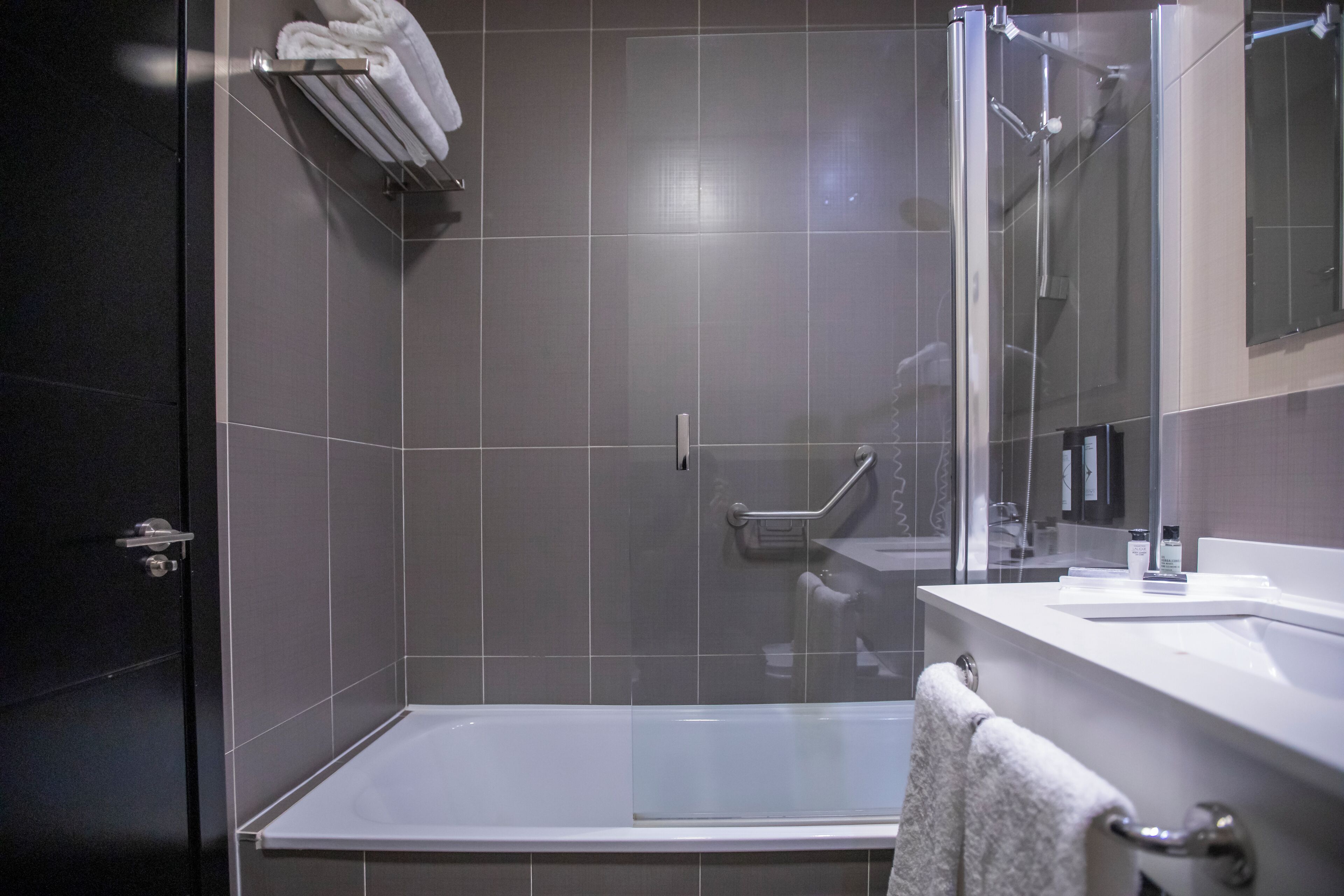 executive double room | bathroom | free toiletries, hair dryer, towels, shampoo