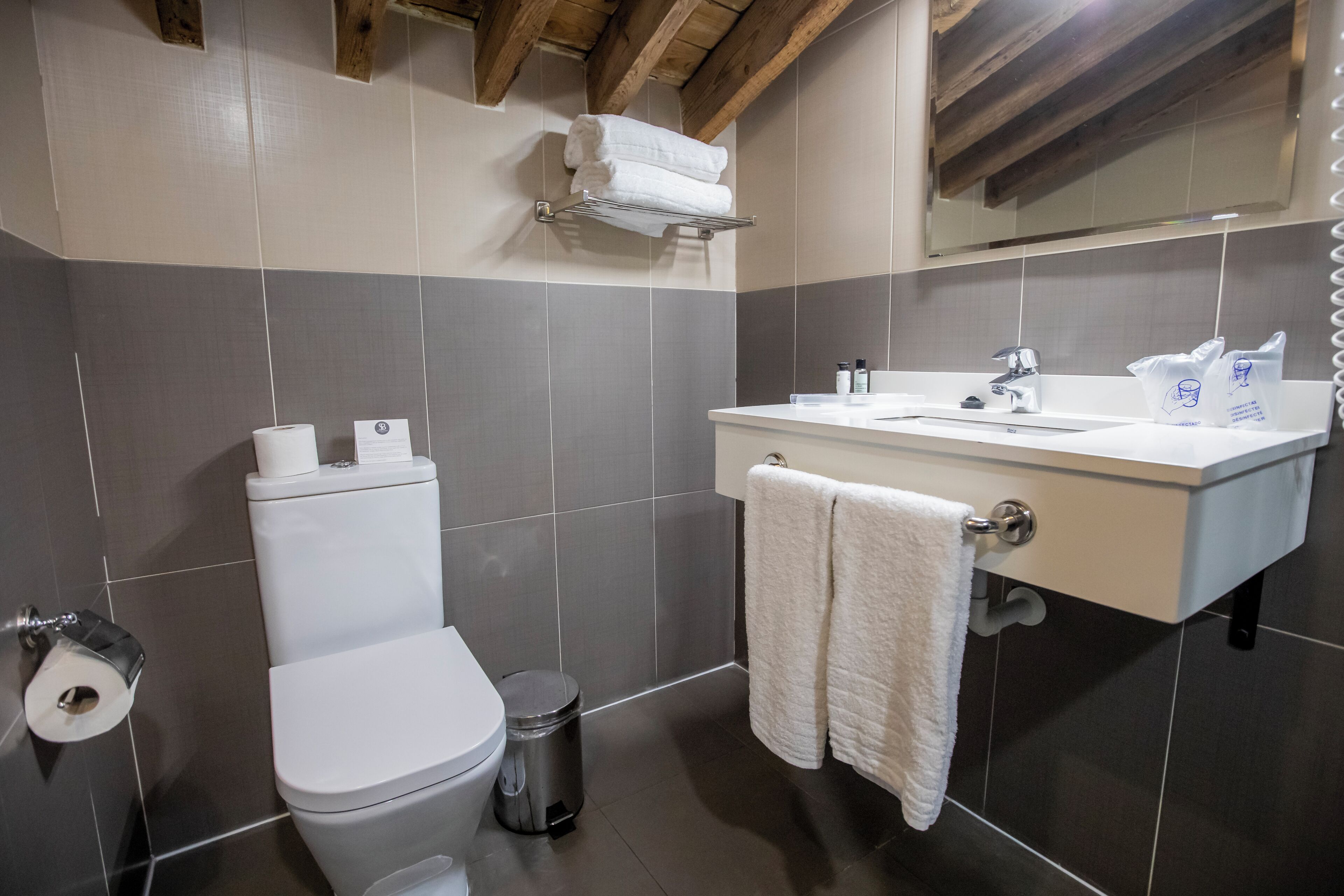 executive double room | bathroom | free toiletries, hair dryer, towels, shampoo