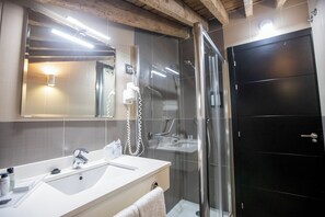 Habitación con 1 cama doble o 2 individuales | Baño | Artículos de higiene personal gratuitos, secador de pelo y toallas