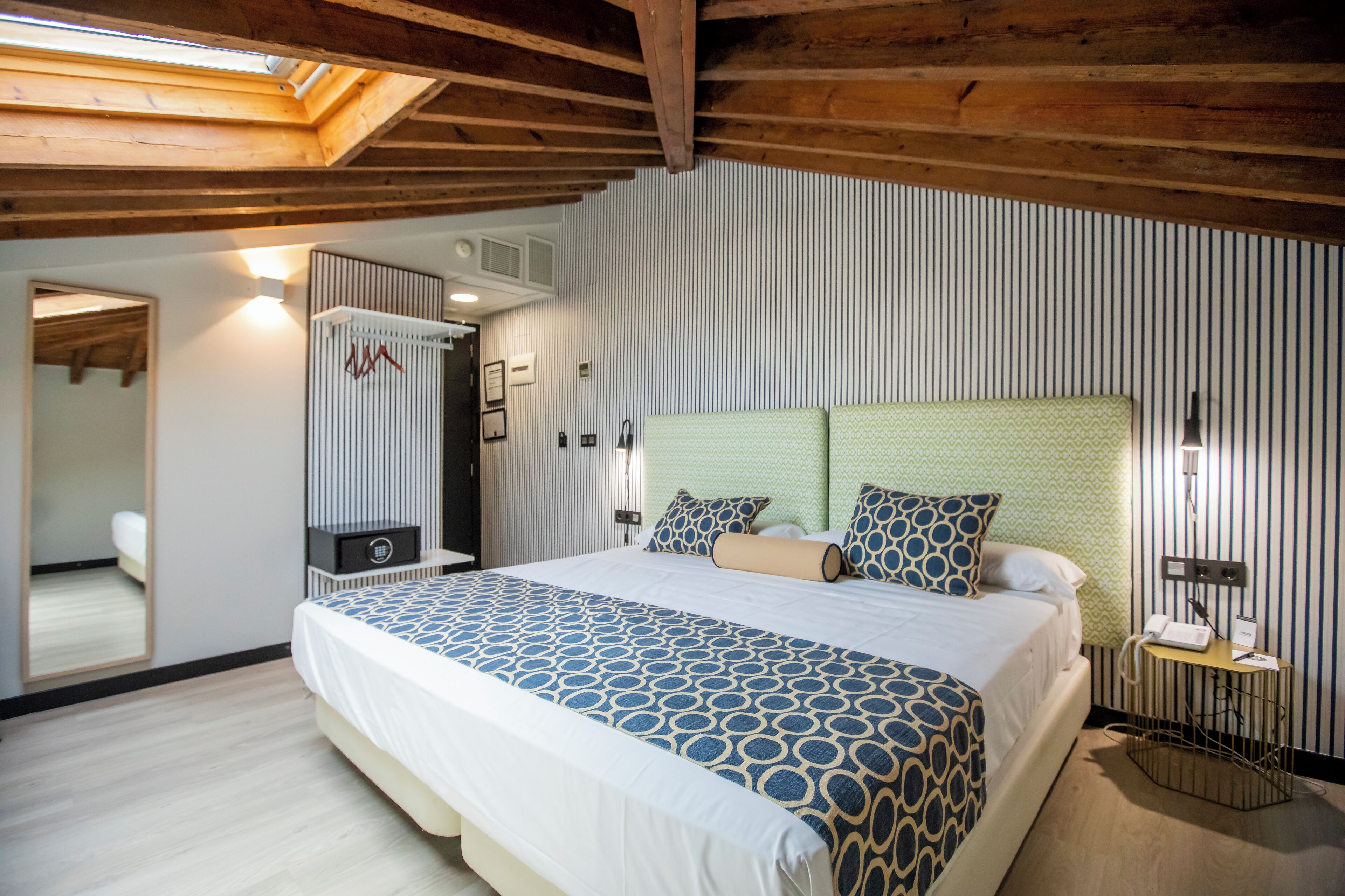 executive double room | in-room safe, desk, soundproofing, free wifi