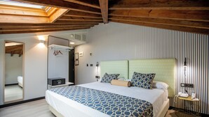A bedroom with a large bed, a bedside table with a lamp, a mirror, and a wardrobe. - Soho Boutique Malaga (Málaga)