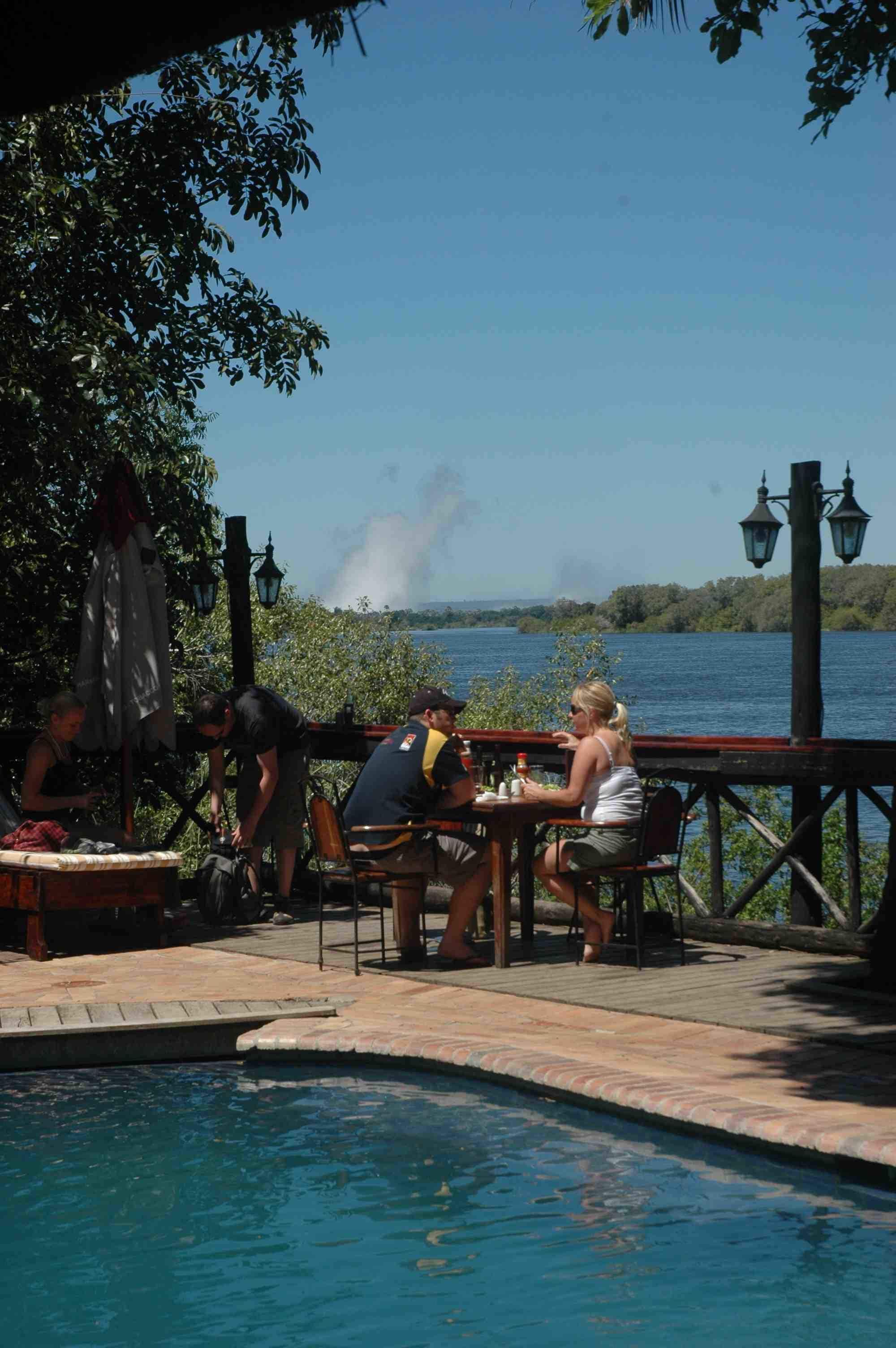 Serviço de café da manhã, local e internacional, vistas para a piscina 