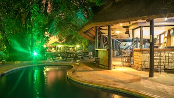 Se sirven desayunos y cocina local e internacional, junto a la piscina