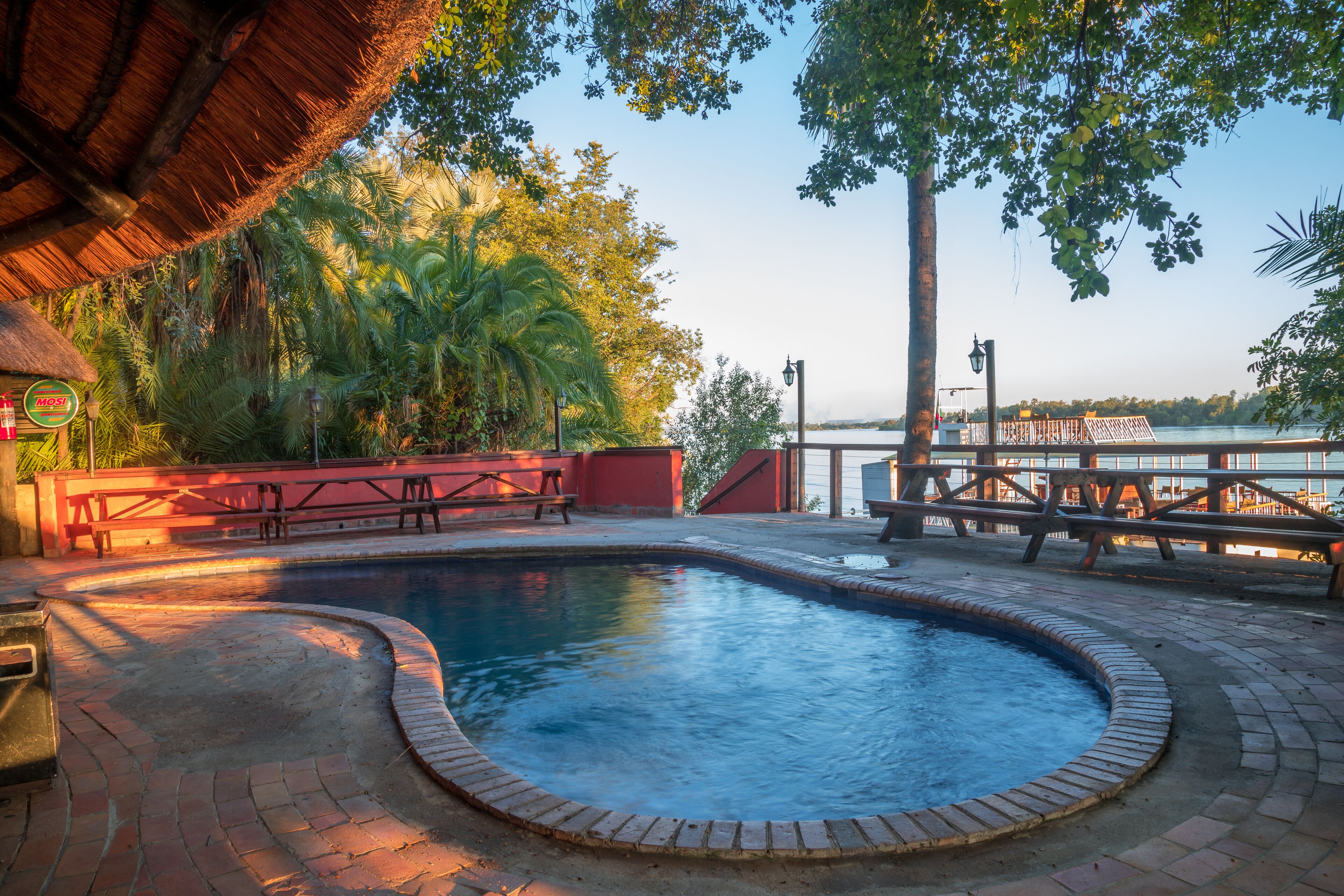 2 piscinas externas, guarda-sóis, espreguiçadeiras