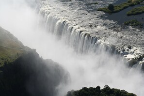 Una cascada grande que se precipita por un risco rocoso.