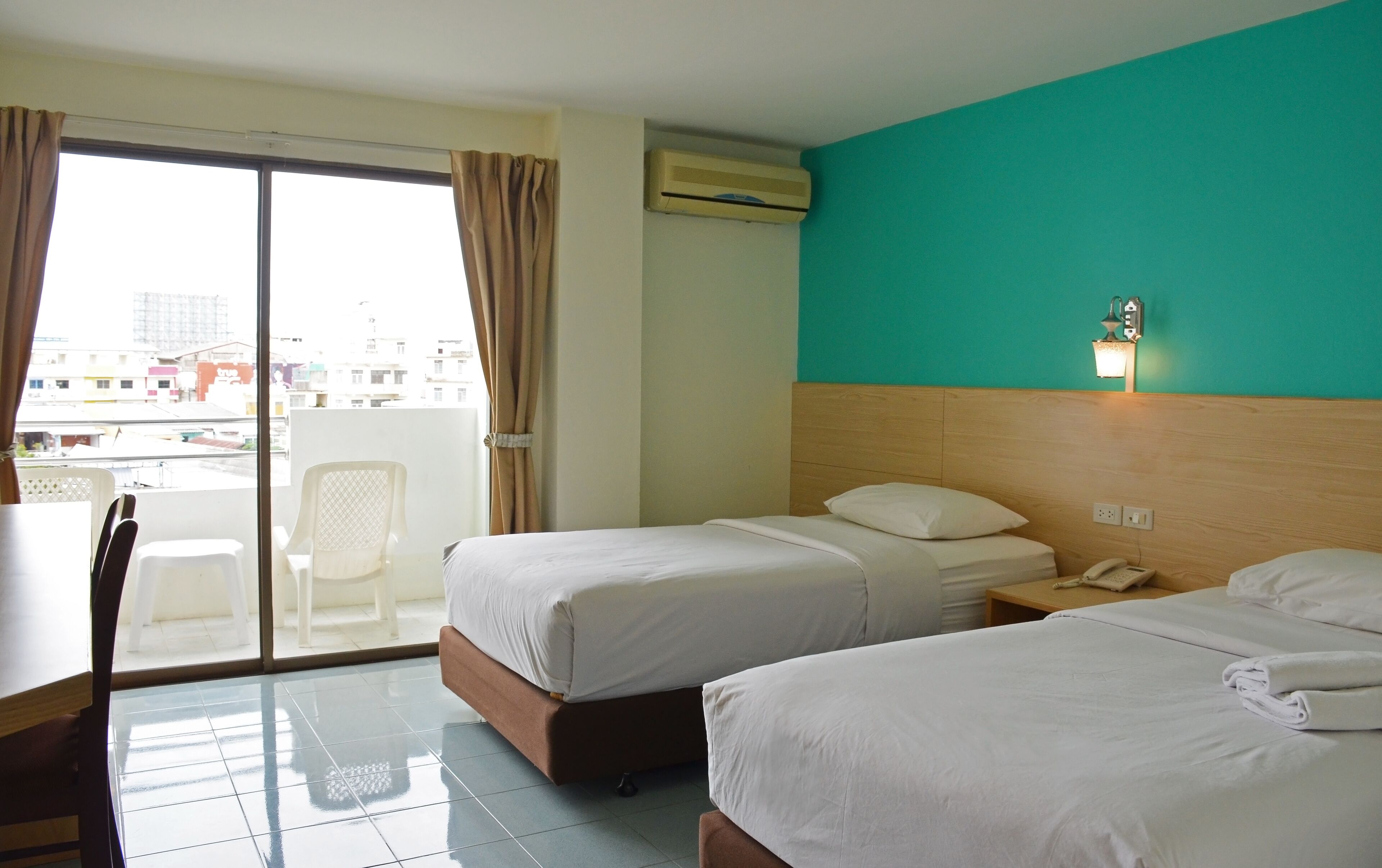 Chambre Standard | Coffres-forts dans les chambres, bureau, Wi-Fi gratuit, draps fournis