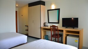 Een hotelkamer met twee bedden, een bureau met stoel, een televisie, een waterkoker en een kleine koelkast.