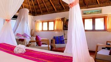 Chambre Quadruple Familiale, plusieurs lits, vue partielle sur la mer | Coffres-forts dans les chambres, décoration personnalisée