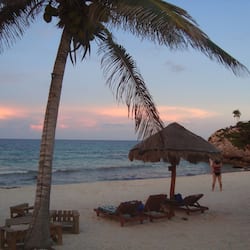 Plage privée, sable blanc, chaises longues, parasols